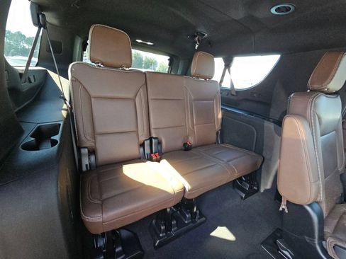 Used 2023 Chevrolet Suburban High Country AWD/4WD image 11