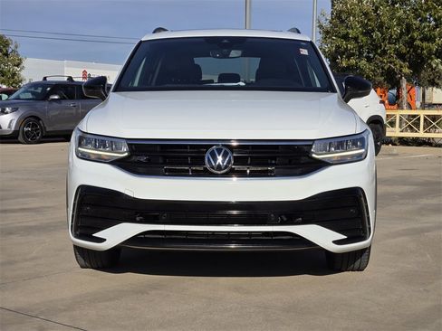 Used 2022 Volkswagen Tiguan SE R-Line image 11