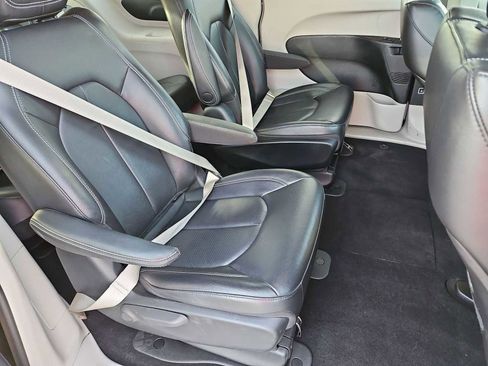 Used 2022 Chrysler Pacifica Touring-L image 37