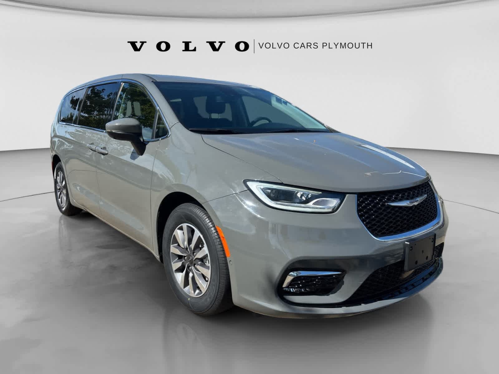 Used 2023 Chrysler Pacifica Touring-L FWD image 1