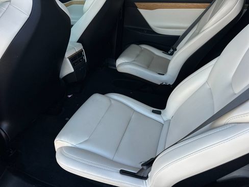 Used 2018 Tesla Model X 75D AWD/4WD image 11