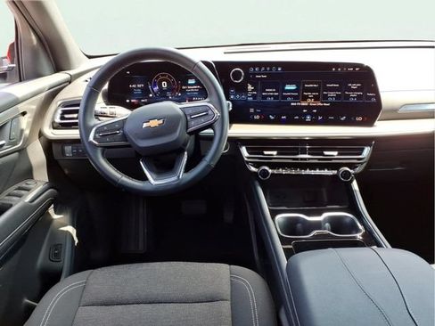 Used 2025 Chevrolet Traverse LT AWD/4WD image 9