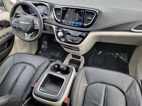 Certified 2022 Chrysler Pacifica Touring-L image 40