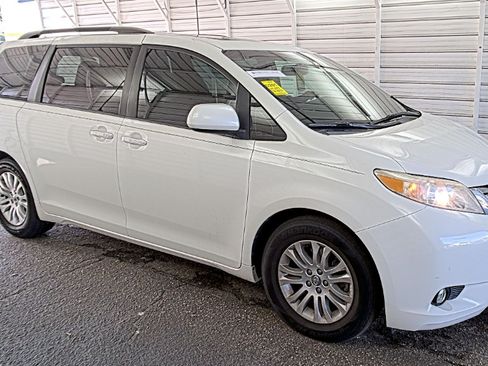 Used 2017 Toyota Sienna XLE w/ XLE Navigation Package FWD image 5