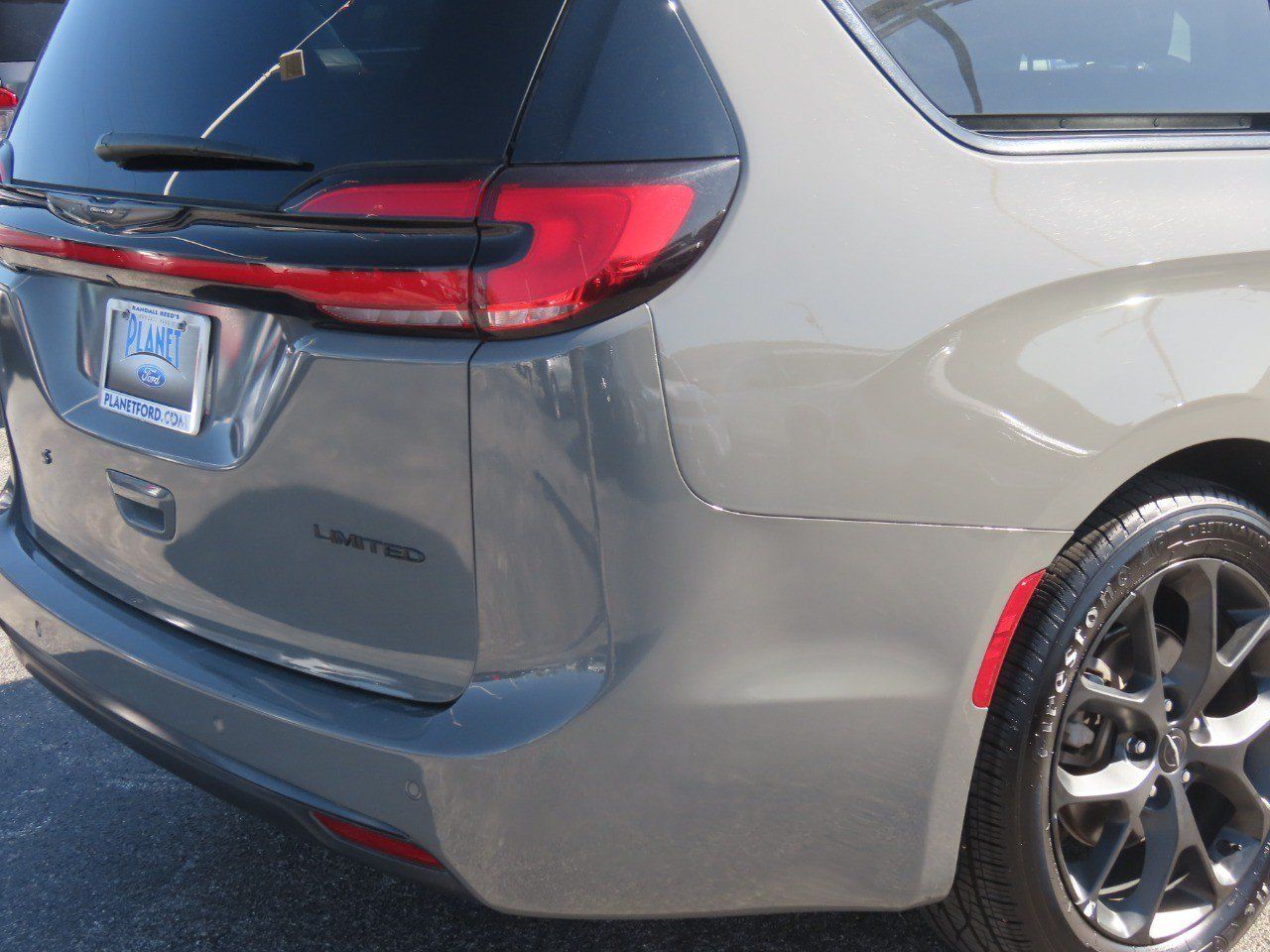 Used 2025 Chrysler Pacifica Limited FWD image 12