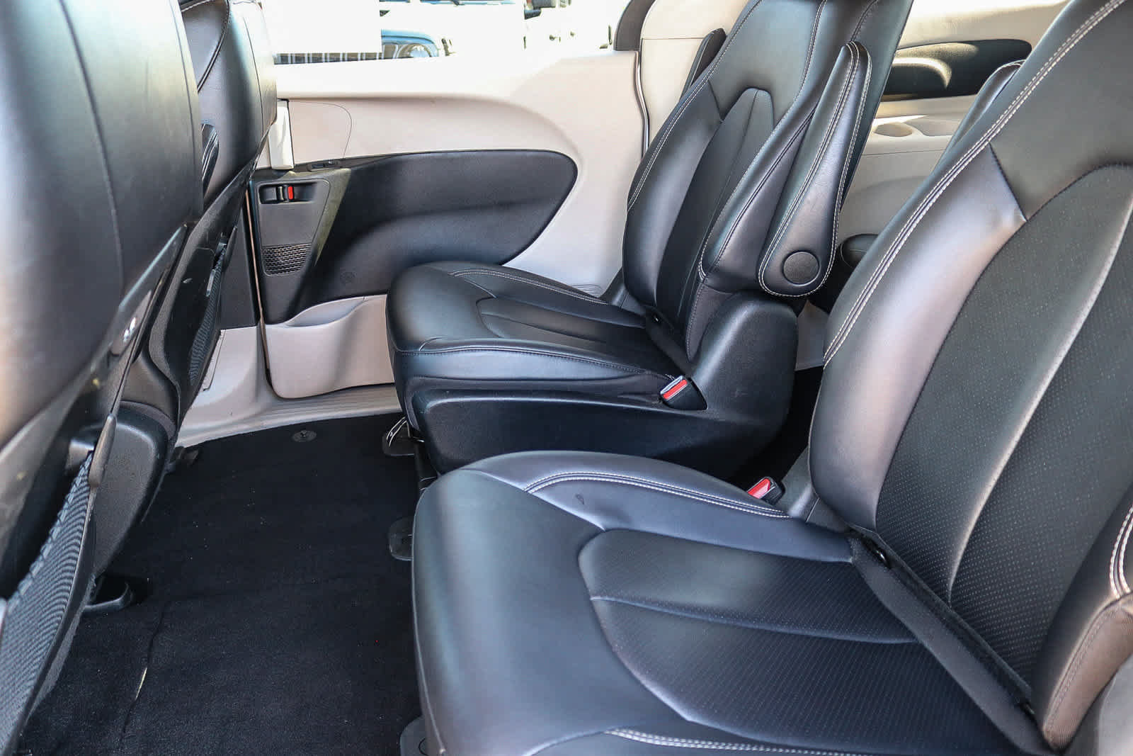 Used 2024 Chrysler Pacifica Limited FWD image 18