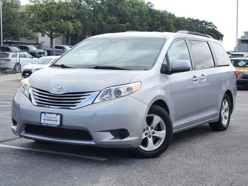 Used 2015 Toyota Sienna LE FWD image 1
