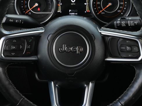 Used 2018 Jeep Wrangler Unlimited Sahara image 30