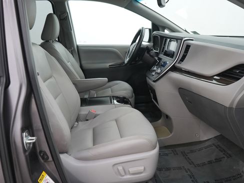 Used 2015 Toyota Sienna XLE image 12