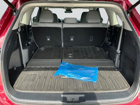 Used 2022 Toyota Highlander XLE AWD/4WD image 16