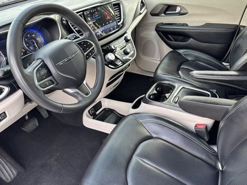 Used 2023 Chrysler Pacifica Touring-L image 11