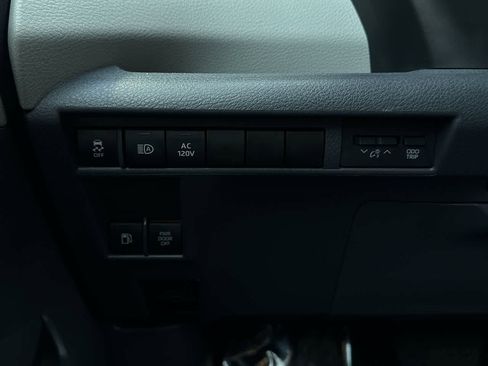 Used 2021 Toyota Sienna Limited image 22