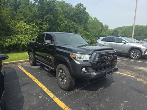 Used 2019 Toyota Tacoma TRD Off-Road w/ Technology Package AWD/4WD image 3