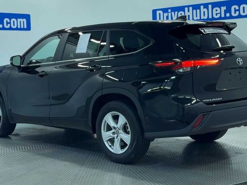Used 2025 Toyota Highlander LE FWD image 6