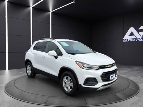 Used 2022 Chevrolet Trax LT w/ Driver Confidence Package image 3