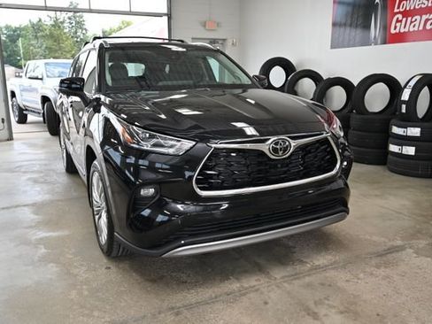 New 2026 Toyota Highlander Platinum AWD/4WD image 3