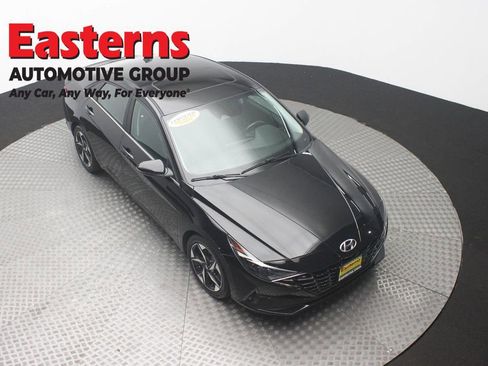 Used 2021 Hyundai Elantra SEL w/ Convenience + Premium Package FWD image 3