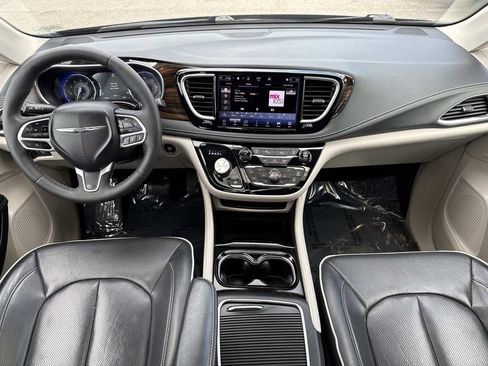 Used 2023 Chrysler Pacifica Limited FWD image 16