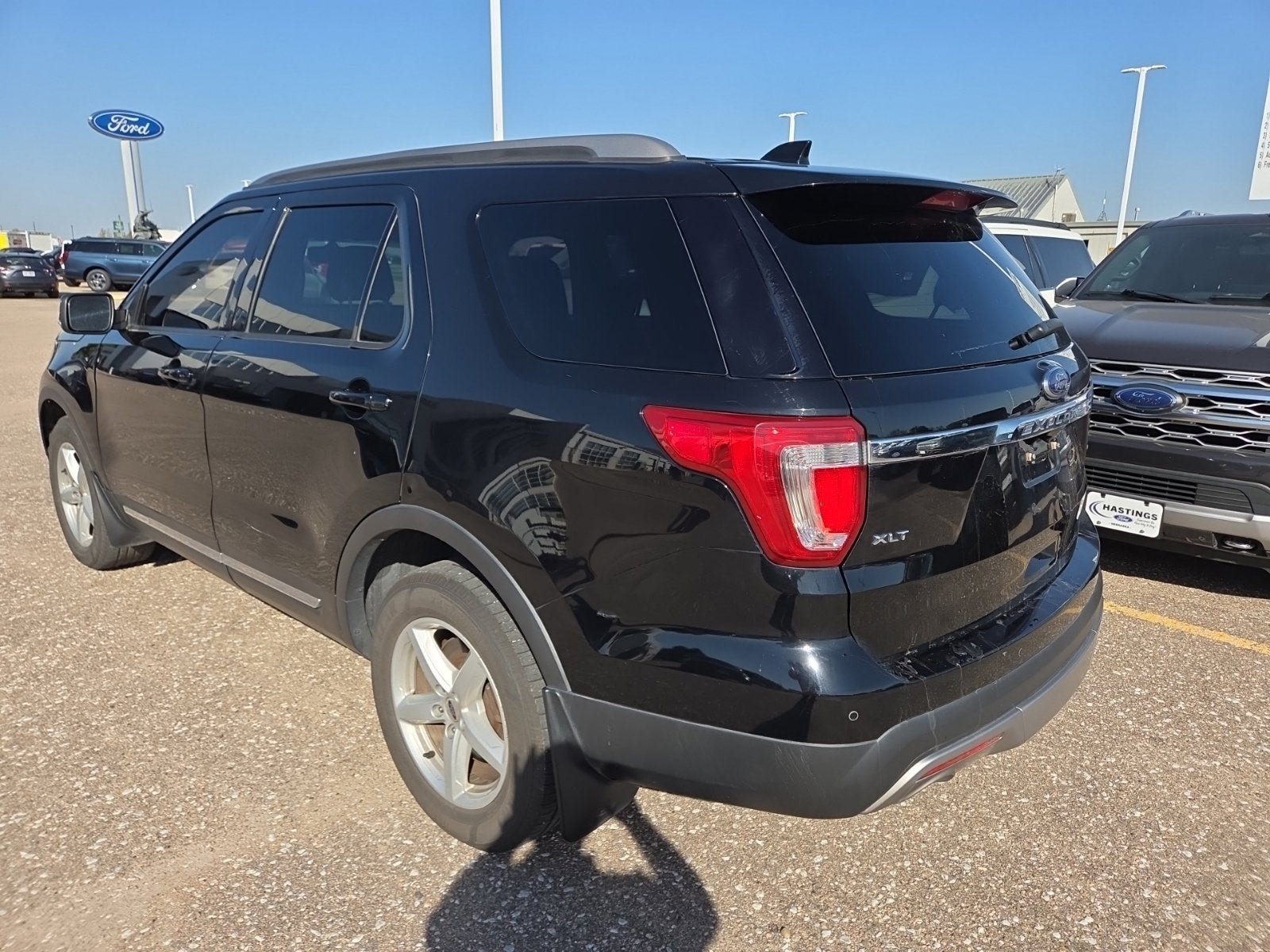 Used 2016 Ford Explorer XLT w/ Equipment Group 202A AWD/4WD image 3