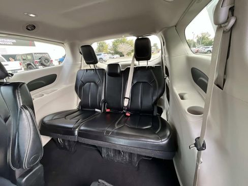 Used 2024 Chrysler Pacifica Touring-L image 12