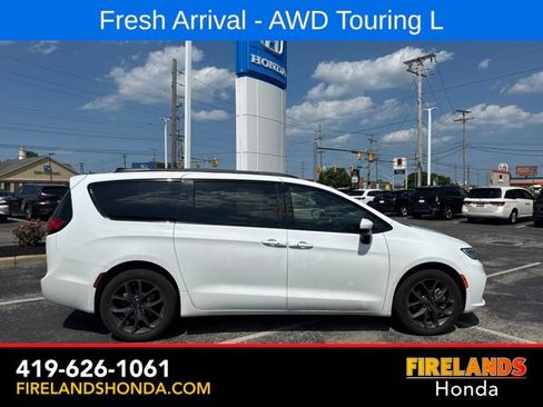 Used 2023 Chrysler Pacifica Touring-L w/ S Appearance Package AWD/4WD image 8