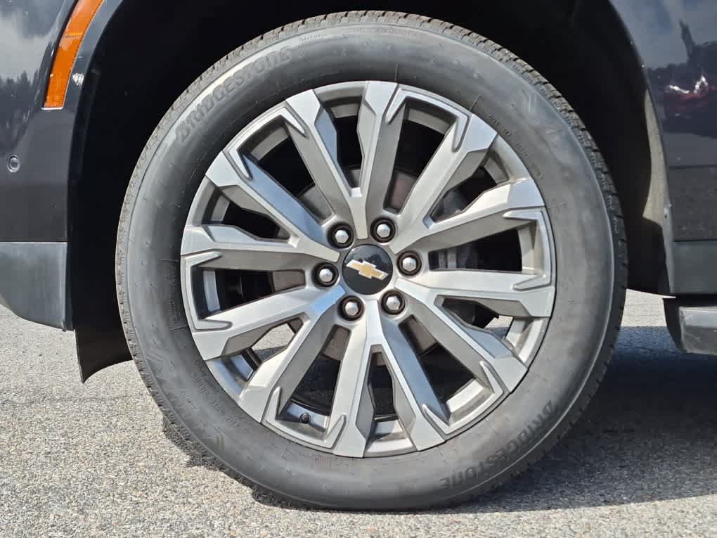 Used 2025 Chevrolet Suburban High Country AWD/4WD image 8