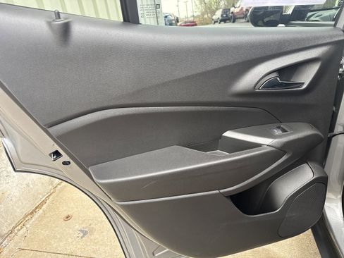 Used 2025 Chevrolet Trax LT image 9