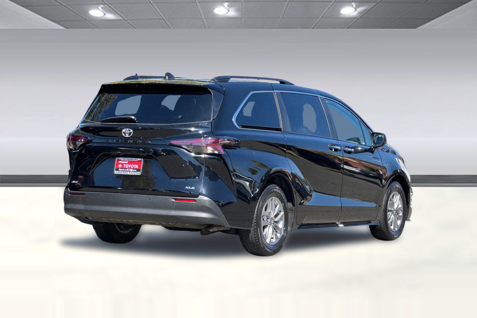 Used 2026 Toyota Sienna XLE FWD image 9