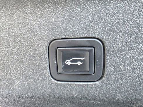 Used 2023 Chevrolet Suburban LT w/ Luxury Package image 13