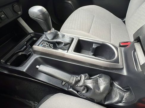 Used 2022 Toyota Tacoma SR5 w/ Technology Package image 15