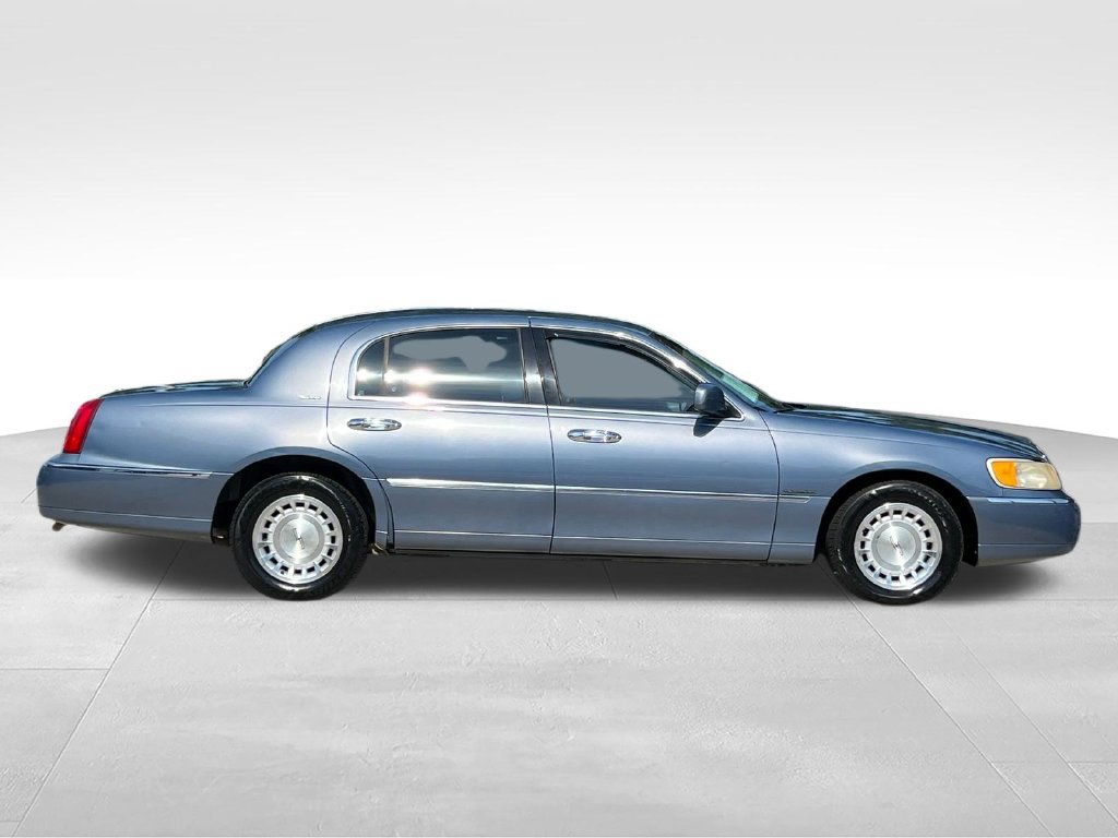 Used 1999 Lincoln Town Car Executive RWD image 4