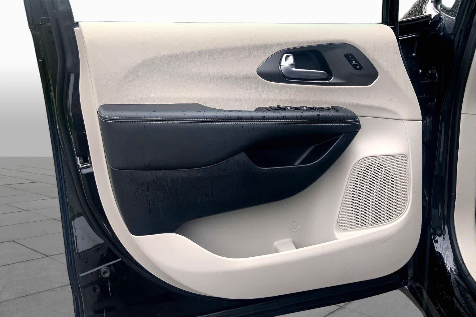 Used 2024 Chrysler Pacifica Touring-L FWD image 20