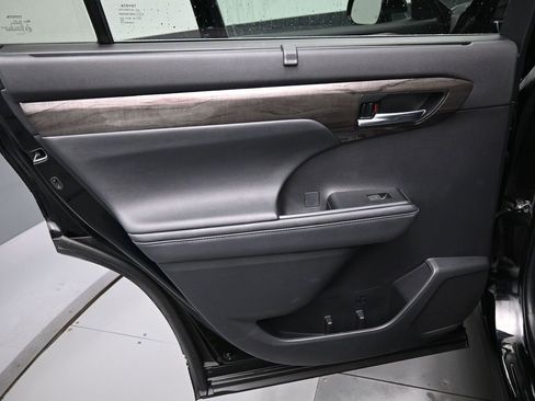 Used 2023 Toyota Highlander Platinum image 31