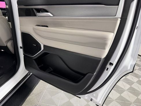 Certified 2025 Jeep Wagoneer 4WD image 28