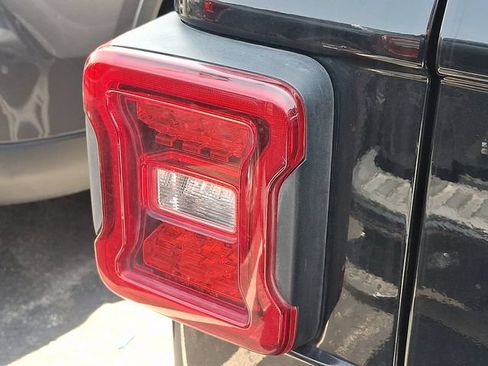 Used 2018 Jeep Wrangler Unlimited Sport S AWD/4WD image 10