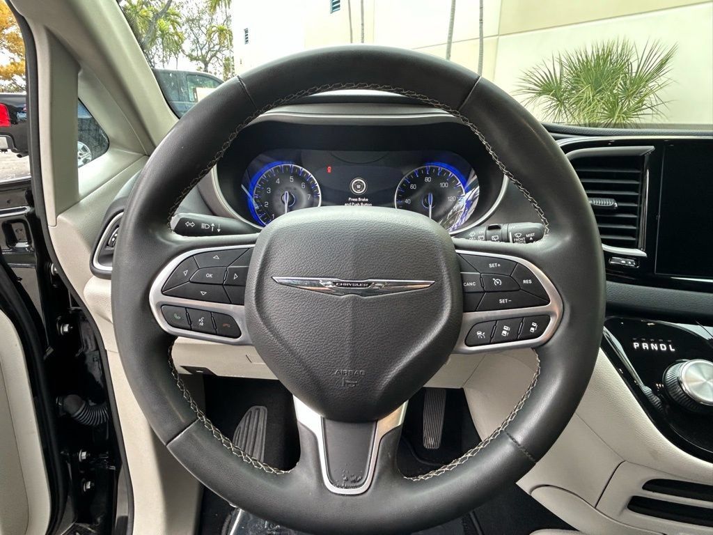 Used 2023 Chrysler Pacifica Touring-L FWD image 21