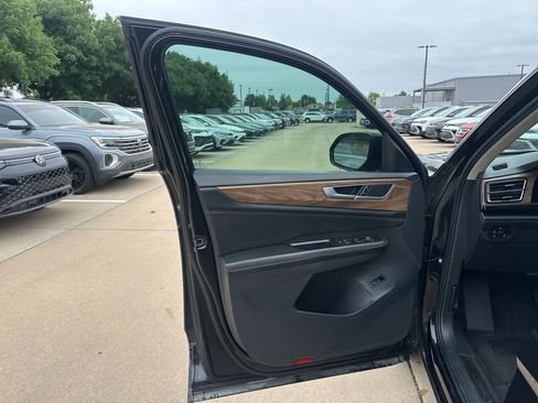 Used 2024 Volkswagen Atlas SE w/ Panoramic Sunroof Package FWD image 9