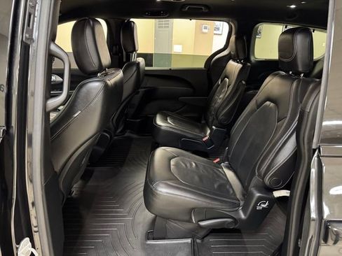 Used 2018 Chrysler Pacifica Touring-L w/ S Appearance Package image 19