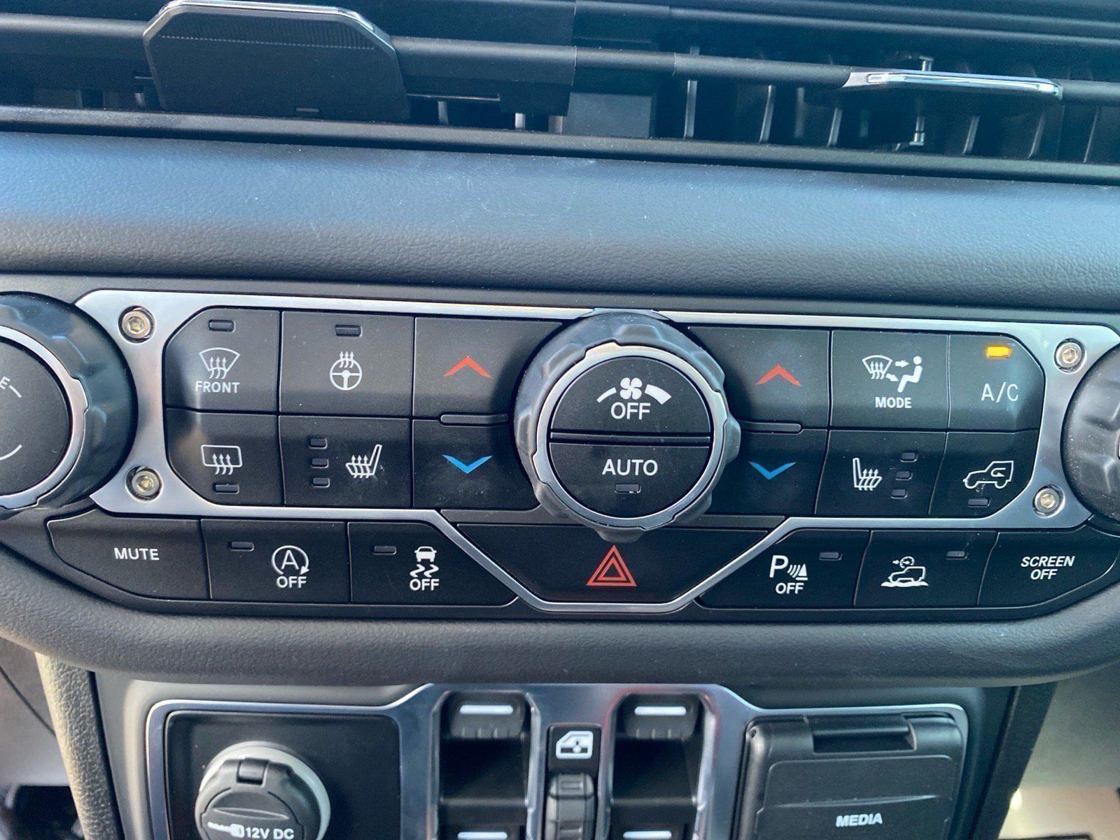 Used 2025 Jeep Gladiator Sport AWD/4WD image 16