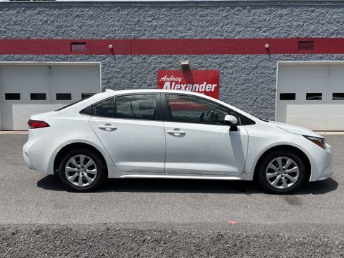Used 2025 Toyota Corolla LE FWD image 2