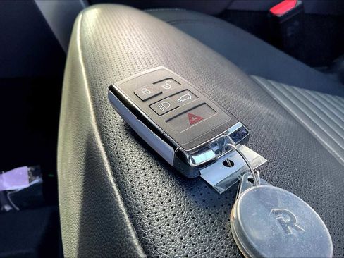 Used 2025 Land Rover Discovery S image 14