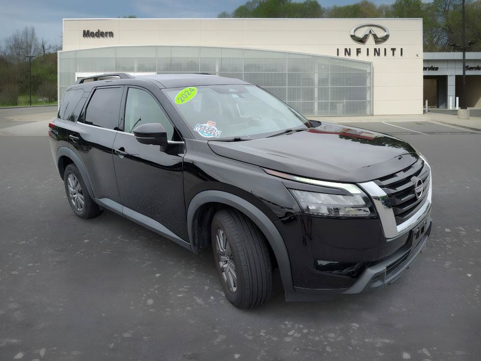 Used 2024 Nissan Pathfinder SV AWD/4WD image 2