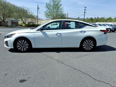 Used 2025 Nissan Altima 2.5 SV FWD image 2