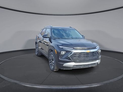 Used 2025 Chevrolet TrailBlazer LT image 2