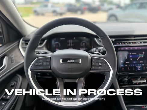 Used 2023 Jeep Grand Cherokee Limited w/ Trailer Tow Prep Group (B) AWD/4WD image 9