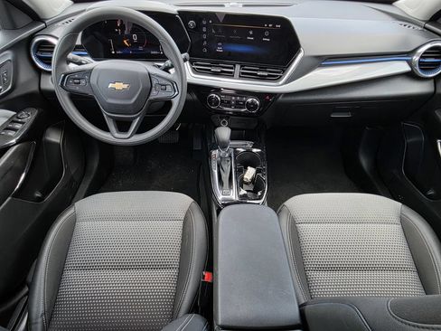 Used 2025 Chevrolet Trax LT FWD image 16