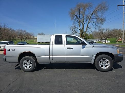 Used 2005 Dodge Dakota SLT w/ Interior Convenience Group AWD/4WD image 8