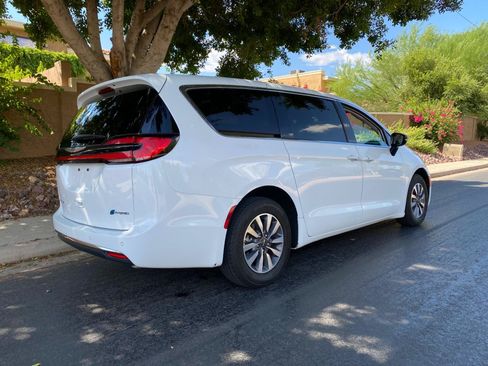 Used 2024 Chrysler Pacifica Limited FWD image 7