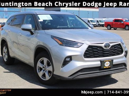 Used 2024 Toyota Highlander LE AWD/4WD image 1