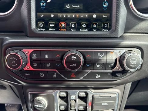 Used 2018 Jeep Wrangler Unlimited Sahara w/ Uconnect 4C Nav & Sound Group AWD/4WD image 23
